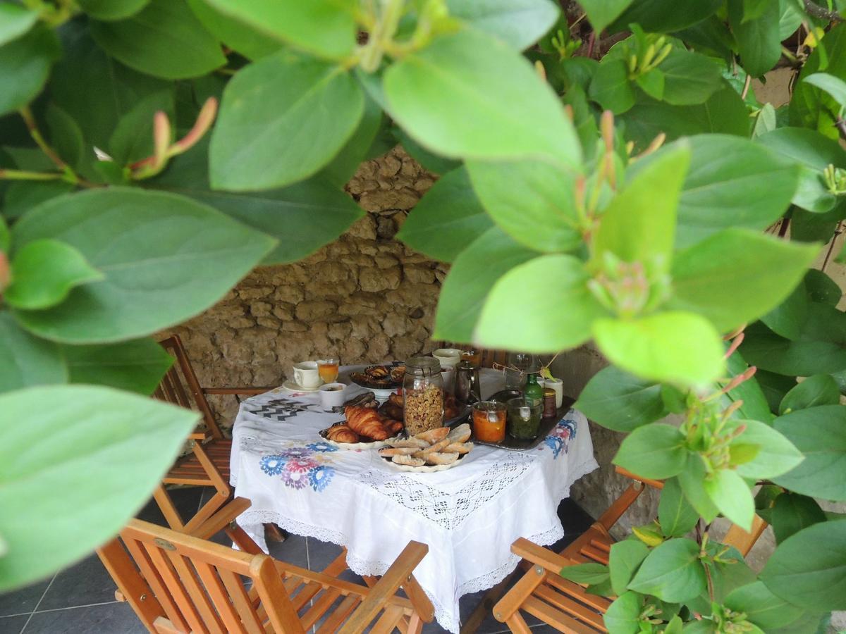 Maison D'Hotes "Les Volets Verts" Et Sa Brocante Ecueille Exterior photo